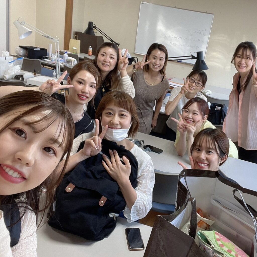 スクールの決意が形になった瞬間、仲間たちとの最初の集合写真