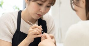 群馬で自爪育成セミナーを受講し、ネイルケアの技術を学ぶ講師と受講者