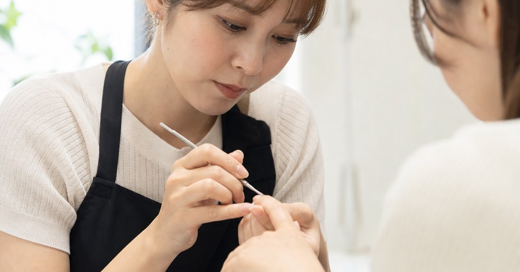 群馬で自爪育成セミナーを受講し、ネイルケアの技術を学ぶ講師と受講者