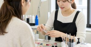 群馬のネイルスクール説明会で授業内容や通学期間を確認する女性