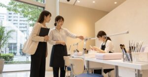 群馬でネイルスクールの見学をする際に授業内容や設備を確認する様子