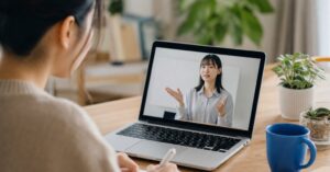 群馬 オンライン 受講をイメージした、自宅でパソコンを使ってオンライン講座を学ぶ女性