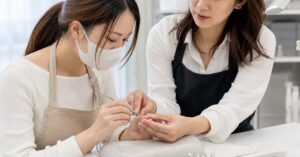 高崎の深爪矯正スクールでネイルケア技術を学ぶ受講生と講師の実践風景
