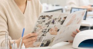 高崎のネイルスクールへ資料請求するためのパンフレットと授業内容・費用を確認するイメージ