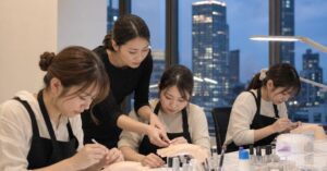 高崎のネイルスクールで初心者がネイルアートやジェルネイルの技術を学んでいる様子