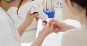 高崎で爪トラブル講座を受講し、爪の状態を確認しながらケア方法を学ぶ様子