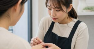 高崎でパラジェル相談をするネイリストと、爪の状態を確認するお客様の手元