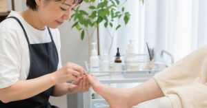 高崎 凹凸爪 対応の相談をイメージした、爪のケアを受ける女性の足元