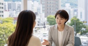 高崎で無料相談を受けながらスクール選びをする女性